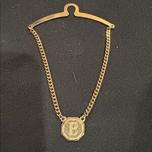 Men’s gold tone tie bar with B medallion